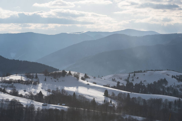 Vista de inverno do cume de Borzhava do passo de Synevyr em Montanhas Cárpatas, Ucrânia - Foto, Imagem
