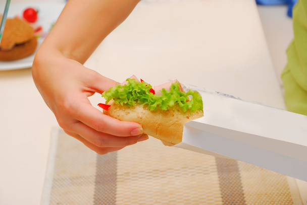 Hände packen Sandwich ein - Foto, Bild
