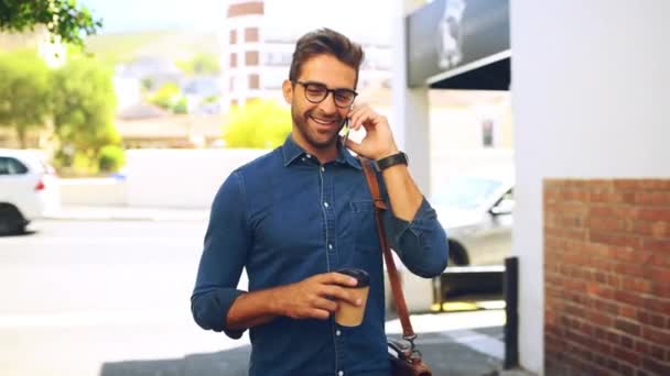 Ember, boldog és kávét iszik telefonhívással a szabadban hálózatépítéshez, beszélgetéshez vagy beszélgetéshez az úton. Üzletember, személy vagy ital okostelefonnal vagy táskával az utcán kommunikációra és nevetésre. - Felvétel, videó