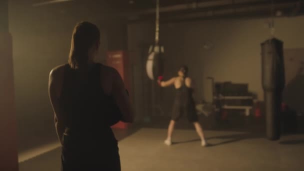 Közepes távolságú sportoló üdvözlő edző, miközben jön a box ringben - Felvétel, videó