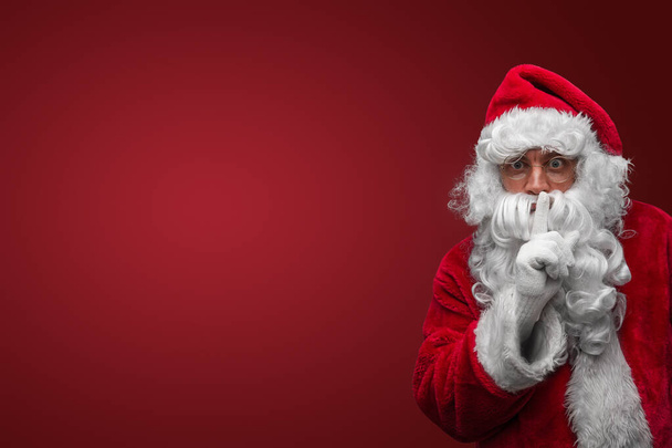 Père Noël geste silence avec le doigt sur les lèvres, mystérieux concept secret vacances - Photo, image