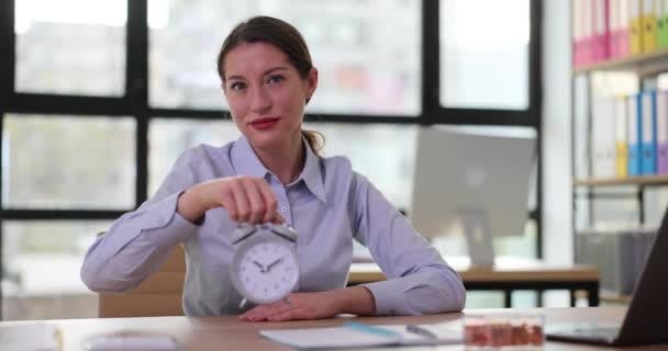 Relógio de alarme e mulher de negócios e conceito de tempo de trabalho. Gestão do tempo e prazos - Filmagem, Vídeo
