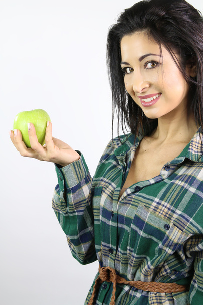 Młoda kobieta trzymająca jabłko - Zdjęcie, obraz
