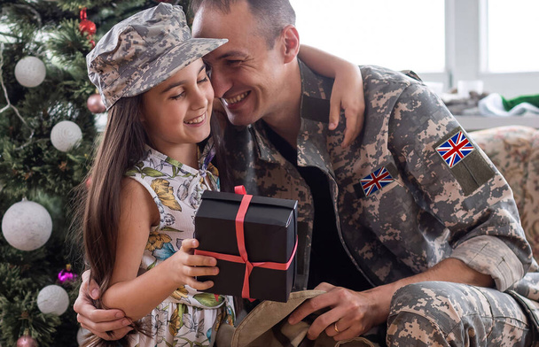 Ευτυχισμένος επανένωση Βρετανός στρατιώτης και η μικρή κόρη - Φωτογραφία, εικόνα