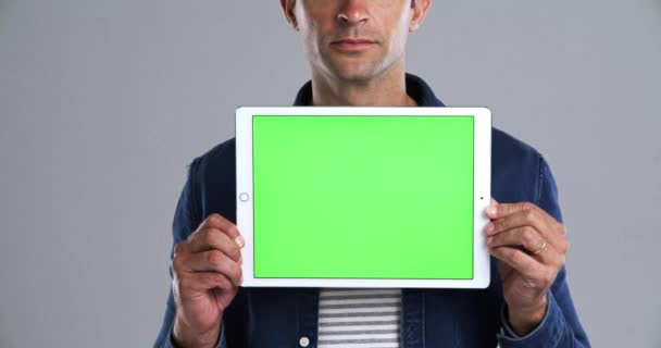 Руки, чоловік і планшет зелений екран для маскування простору, реклами та маркетингу. Крупним планом, щаслива людина на технології та ключ хрому для інформації, просування додатків або соціальних мереж на сірому фоні. - Кадри, відео