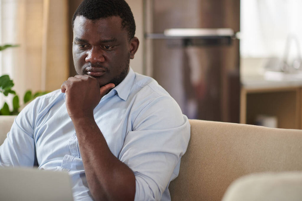 Portré töprengő üzletember olvasás információt laptop képernyőn, amikor dolgozik otthonról - Fotó, kép