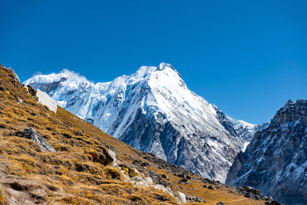 Schöne Himalaya-Aussichten auf dem Weg nach Pangpema während des Kanchenjunga North Base Camp Trek in Nepal - Foto, Bild