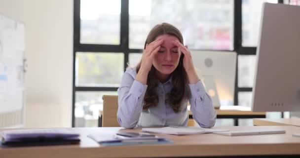 オフィスデスクで頭痛に苦しむ若いビジネス女性. 書道の弱さと疲労について - 映像、動画