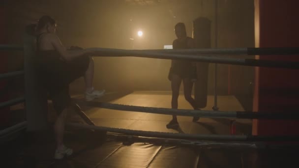 Dlouhý záběr ženy jít do ringu při tréninku před soutěží v tělocvičně - Záběry, video