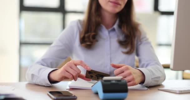 Mujer con terminal de pago muestra el pulgar y la tarjeta bancaria. Recomendación de pago en línea aprobado - Imágenes, Vídeo
