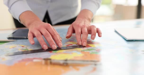 Γυναίκα με χάρακα παίρνει μετρήσεις στον παγκόσμιο χάρτη. Ειδικός χαρτογράφος μετρά παραμέτρους στο χάρτη - Πλάνα, βίντεο