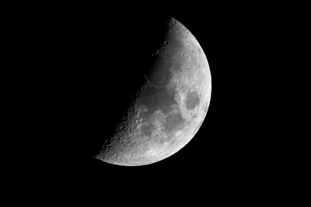 Yarım dünya ay kraterler ile  - Fotoğraf, Görsel