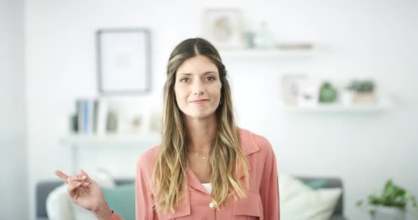 Döntés, rámutatva és arcát a fiatal nő lehetőségek a nappaliban a modern lakás. Boldog, mosoly és portré a kanadai női személy választási kézzel gesztus lounge a házban - Felvétel, videó