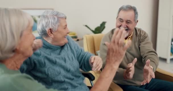 Šťastní, slavní a senioři objímající se štěstím, péčí a láskou, zatímco relaxují spolu. Nadšení, úspěchy a starší lidé objímající při smíchu a sblížení v obývacím pokoji doma - Záběry, video
