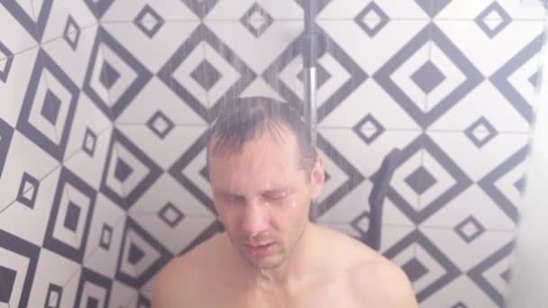 Hombre caucásico duchándose en el baño en casa. Hombre atlético en la ducha en baño moderno. - Metraje, vídeo