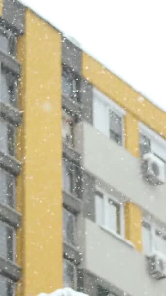 Χιονίζει στην πόλη κάθετη βίντεο - Πλάνα, βίντεο
