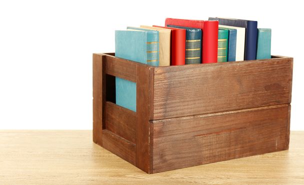 Книги в деревянной коробке изолированы на белом
 - Фото, изображение