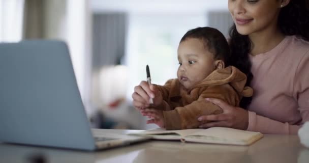Ноутбук, письмо та мама зі своєю дитиною вдома з паперовими роботами та технологіями для віддаленої роботи. Ноутбук, комп'ютер і молода мати працюють над проектом позаштатної роботи зі своєю дитиною в її будинку - Кадри, відео