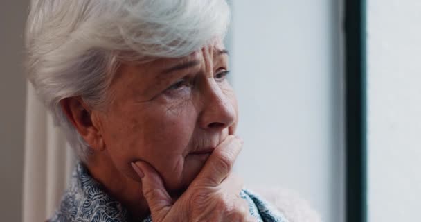 Seniorin, Stress und Nahaufnahme mit Alzheimer, Zweifeln oder Trauer im Altersheim. Ältere, weibliche Menschen, die Angst vor Demenz und Trauer haben, fühlen sich mit Gedächtnisverlust am Fenster verwechselt. - Filmmaterial, Video
