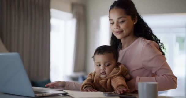 Φορητός υπολογιστής, τηλεργασία και μητέρα με το μωρό της στο σπίτι τους με χαρτιά και τεχνολογία. Τηλέφωνο, υπολογιστή και νεαρή μητέρα που εργάζονται σε ανεξάρτητη εργασία με το παιδί της βρέφος σε ένα τραπέζι στο σπίτι της - Πλάνα, βίντεο