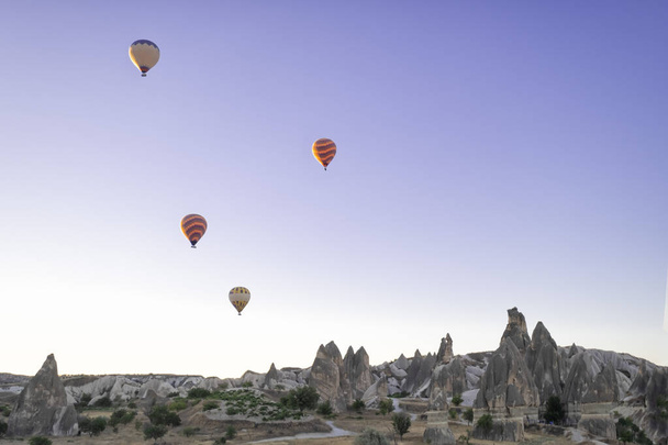 kuumailmapalloja lentää yli keiju savupiiput, klo Goreme lentokentällä aamunkoitteessa, Cappadocia, Red Valley, Turkki, Goreme kansallispuisto, vaakasuora - Valokuva, kuva