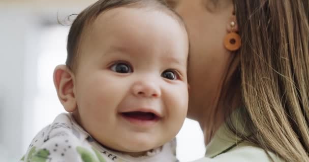 Dítě, matka a úsměv šťastného dítěte doma při hraní, sblížení a zvědavý. Tvář kojence a mladé ženy nebo matky pro lásku, péči nebo podporu růstu a rozvoje v rodinném domě. - Záběry, video