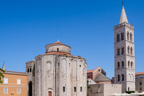 Encantador casco antiguo de Zadar, Croacia, con arquitectura histórica y rico patrimonio cultural, ideal para los viajeros que buscan sumergirse en las tradiciones locales. - Foto, imagen
