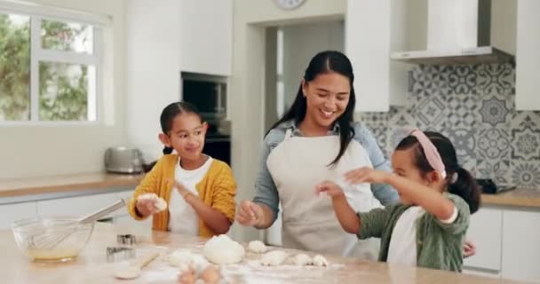 Tánc, sütés és egy nő a lány gyermekeivel az otthonuk konyhájában együtt főzés szórakozás. Család, szeretet és boldog testvér gyerekek megtanulják, hogyan kell az anyjukkal a gyermekfejlődésért. - Felvétel, videó