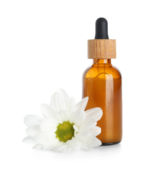 Garrafa de óleo essencial com flor de camomila isolada sobre fundo branco - Foto, Imagem