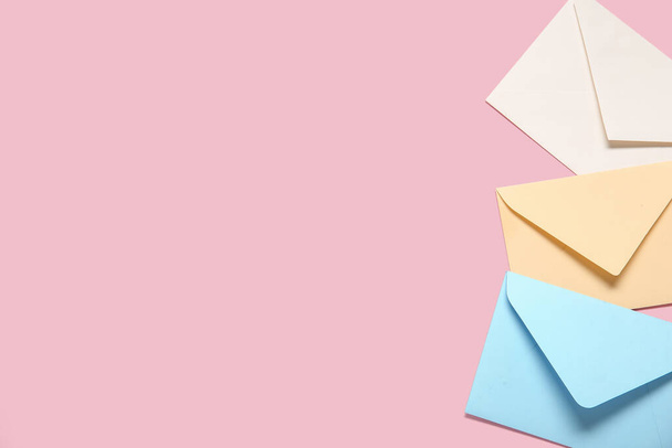 Envelopes fechados sobre fundo rosa - Foto, Imagem