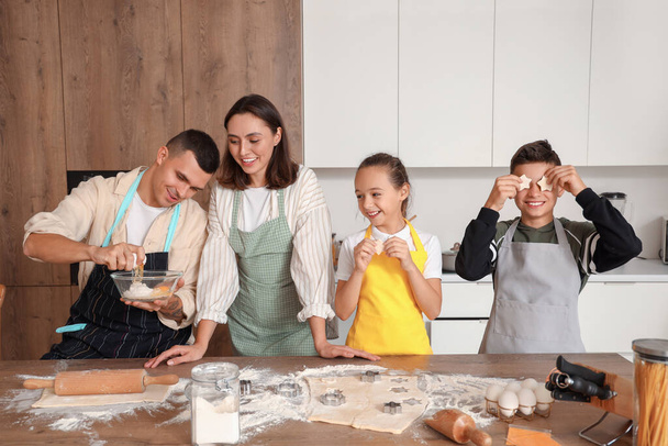 Glückliche Familie backt Plätzchen in der Küche - Foto, Bild