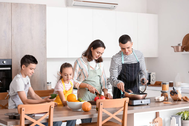 счастливая семья готовит на кухне - Фото, изображение
