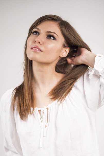 Красивая кавказская длинноволосая девушка позирует
 - Фото, изображение
