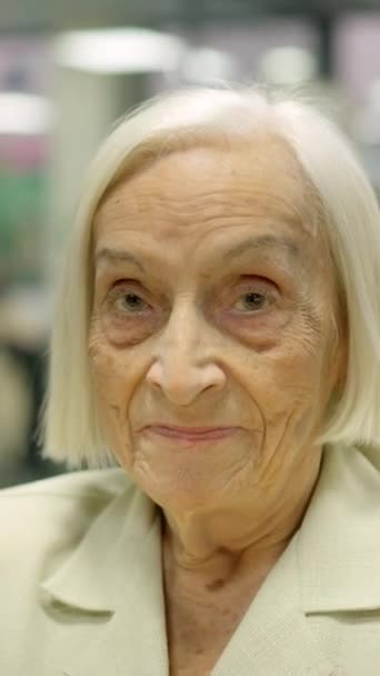 Vídeo de cerca de una mujer mayor hablando con la cámara y sonriendo en un asilo - Imágenes, Vídeo