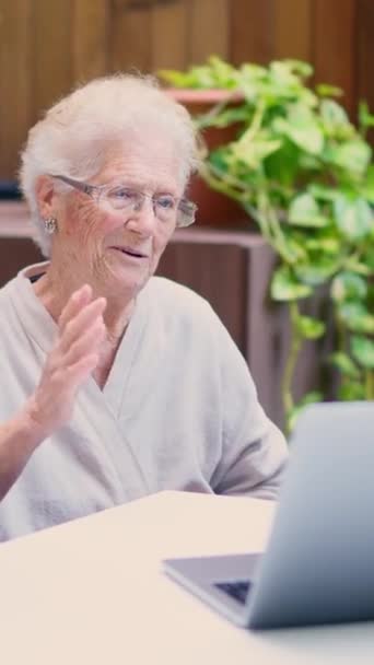 Video von Großmutter, die Laptop benutzt und während eines Videogesprächs im Freien winkt - Filmmaterial, Video