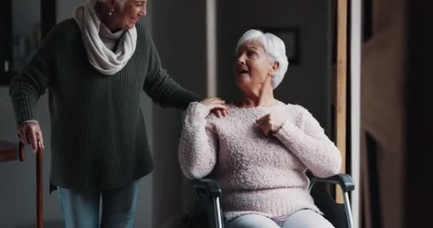 Старшая женщина, инвалидное кресло и старые друзья со связями и общением в доме престарелых. Рассудительность, улыбка и человек с ограниченными возможностями вместе с радостным разговором и разговором с историей. - Кадры, видео