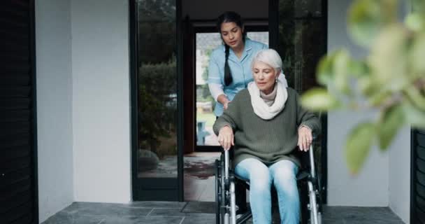 Starsza kobieta, wsparcie dla wózków inwalidzkich i pomoc pielęgniarek z życzliwością i opiekunem poza domem spokojnej starości. Opieka, uśmiech i osoba niepełnosprawna wraz ze szczęśliwą rozmową i pielęgniarstwem. - Materiał filmowy, wideo