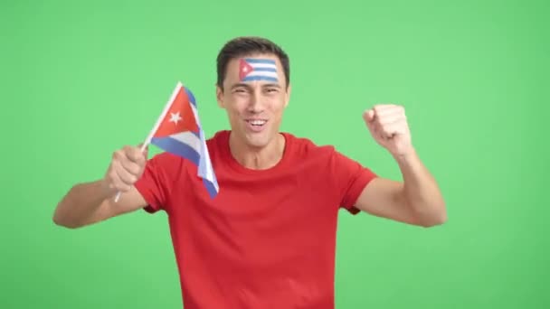 Βίντεο σε στούντιο με chroma ενός άνδρα με πάθος επευφημίες για την Κούβα ουρλιάζοντας και κουνώντας μια εθνική σημαία - Πλάνα, βίντεο