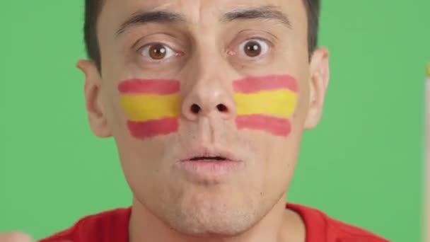 Close up video ve studiu s chromou muže s španělskou národní vlajkou rozrušený s fotbalovým rozhodčím - Záběry, video