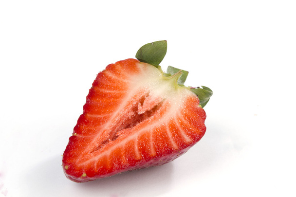 Une coupe en deux fraises sur blanc
 - Photo, image