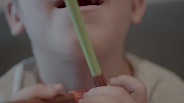 Közelkép a gyermek szájáról az autizmus spektrumán, amint markerekkel játszik. Kiváló minőségű 4k felvételek - Felvétel, videó