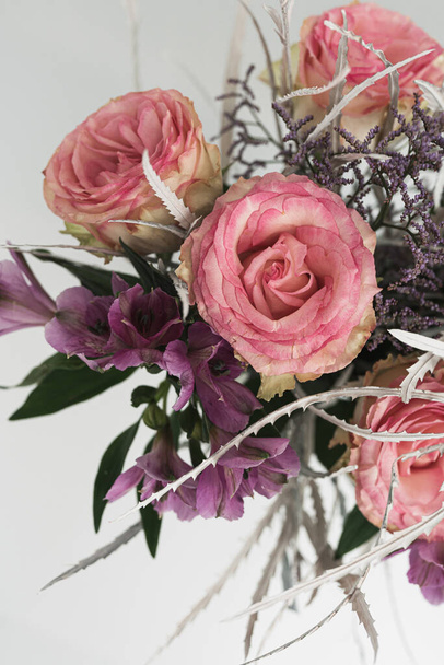 Bellissimo bouquet di fiori di rosa su sfondo bianco. Layout piatto, vista dall'alto composizione floreale - Foto, immagini