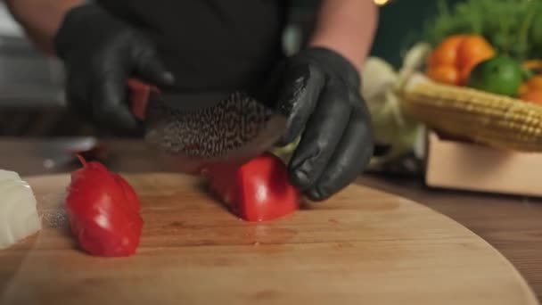 Chef taglio pomodoro con coltello sul tagliere. Rallentare, Avvicinare. - Filmati, video