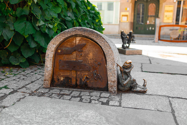 Wroclaw, Polonia - Junio 2023: Wroclaw Dwarf. Las pequeñas figuritas en las calles del casco antiguo de Wroclaw. Caza de enanos, atracción turística. Foto de alta calidad - Foto, Imagen