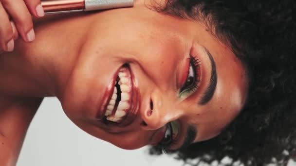 Portrait d'une jeune femme élancée aux cheveux noirs bouclés et au maquillage éclatant. Elle sourit et rit. Fermer, Mouvement lent - Séquence, vidéo