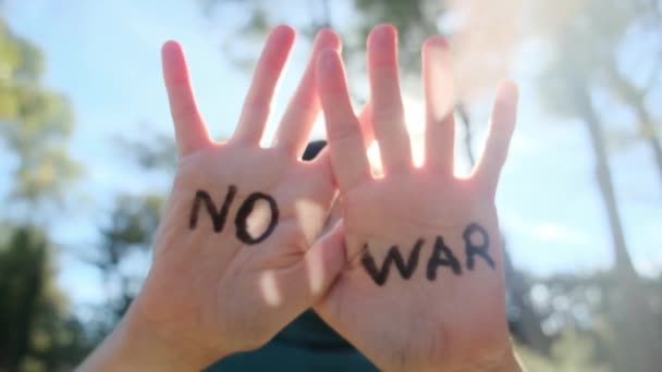 Frau ohne Kriegsworte auf Handflächen, Nahaufnahme - Filmmaterial, Video