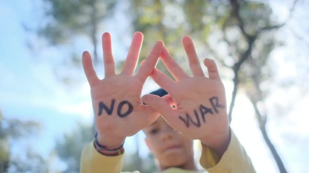 Junge ohne Kriegsworte auf Handflächen, Nahaufnahme - Filmmaterial, Video