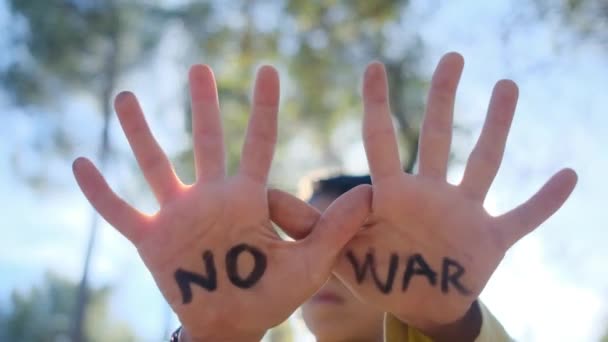 Junge ohne Kriegsworte auf Handflächen, Nahaufnahme - Filmmaterial, Video