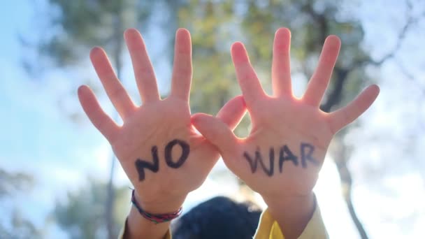 fiú nélkül háborús szavak tenyér, közelkép - Felvétel, videó