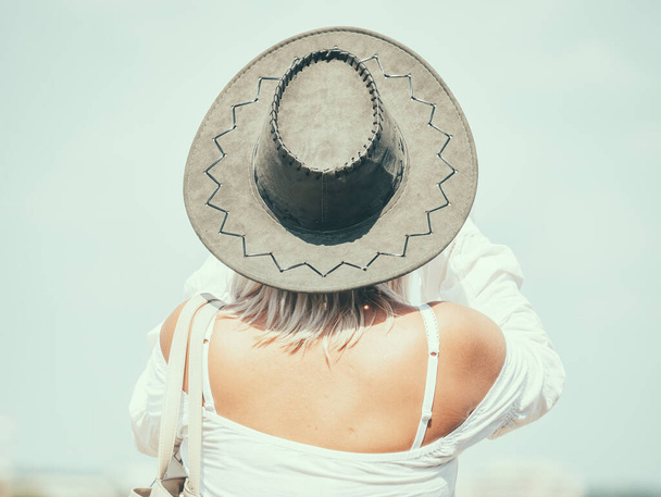 Şık bir şapka takan bir kadının arka plan fotoğrafı.. - Fotoğraf, Görsel